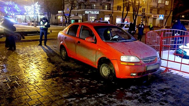 ЧП в Мариуполе: пьяный в хлам полицейский вьехал в главную городскую елку ЧП в Мариуполе: пьяный в хлам полицейский вьехал в главную городскую елку