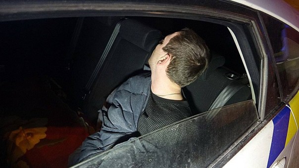 ЧП в Мариуполе: пьяный в хлам полицейский вьехал в главную городскую елку ЧП в Мариуполе: пьяный в хлам полицейский вьехал в главную городскую елку