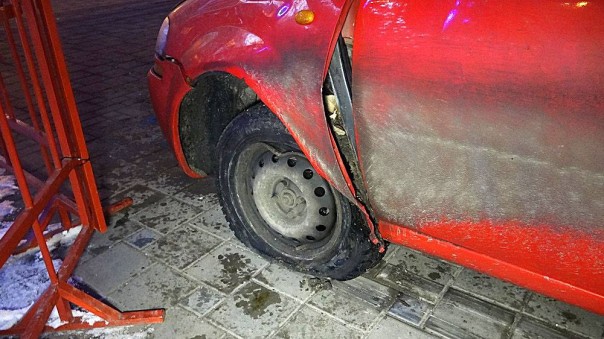 ЧП в Мариуполе: пьяный в хлам полицейский вьехал в главную городскую елку ЧП в Мариуполе: пьяный в хлам полицейский вьехал в главную городскую елку