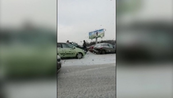 Более двадцати автомобилей на МКАДе попали в аварию