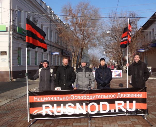На пикет в поддержку Путина в Астрахани вышло всего пять человек.