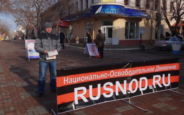 На пикет в поддержку Путина в Астрахани вышло всего пять человек.