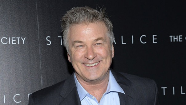 Алек Болдуин надел бейсболку с лозунгом Трампа на ломаном русском