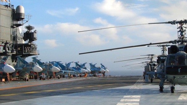 Глава генштаба Сирии награждает экипаж ТАВКР «Адмирал Флота Советского Союза Кузнецов»