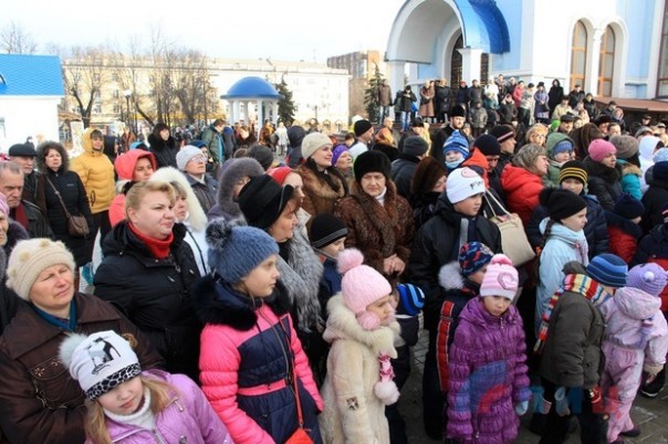 Глава ЛНР посетил народные Рождественские гуляния в столичном храме "Умиление" и поздравил жителей Республики с Рождеством Христовым