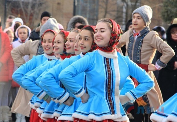 Глава ЛНР посетил народные Рождественские гуляния в столичном храме "Умиление" и поздравил жителей Республики с Рождеством Христовым