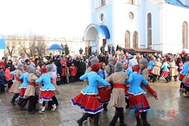 Глава ЛНР посетил народные Рождественские гуляния в столичном храме "Умиление" и поздравил жителей Республики с Рождеством Христовым