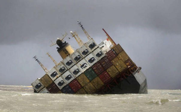 Российские моряки спасают терпящее бедствие судно