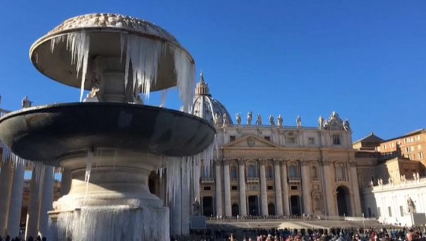 Мороз и снег в Европе убивают беженцев и туристов