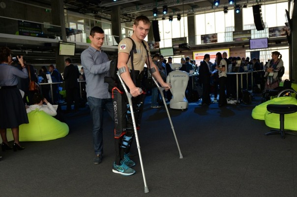 В России парализованные пациенты сделали первые шаги с помощью экзоскелетов