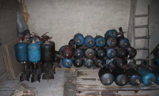 Российские саперы в Алеппо обнаружили 6 больших складов террористов