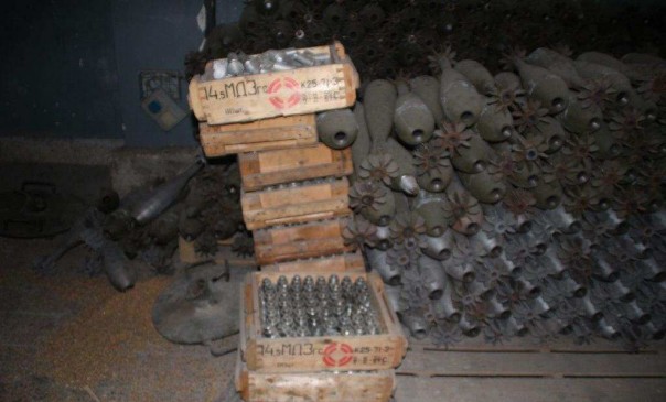 Российские саперы в Алеппо обнаружили 6 больших складов террористов