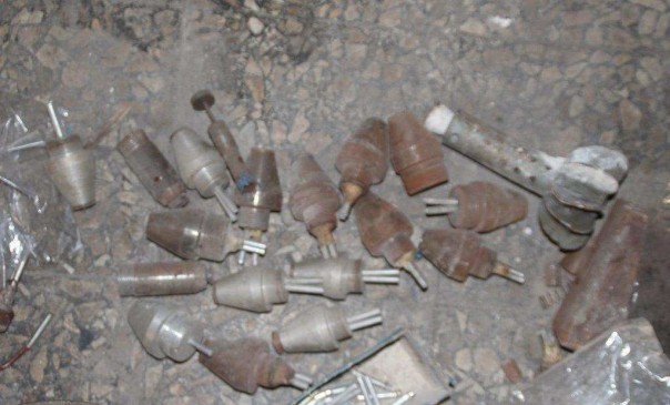 Российские саперы в Алеппо обнаружили 6 больших складов террористов