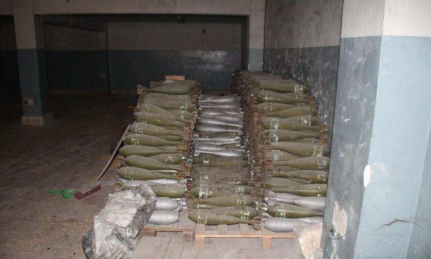 Российские саперы в Алеппо обнаружили 6 больших складов террористов