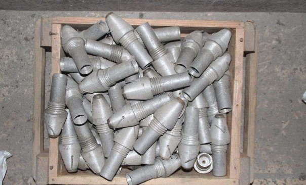 Российские саперы в Алеппо обнаружили 6 больших складов террористов