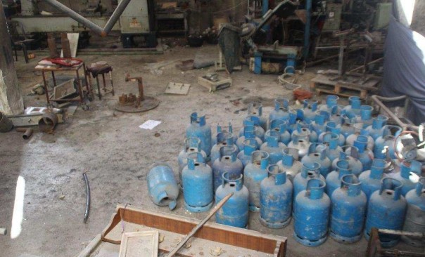 Российские саперы в Алеппо обнаружили 6 больших складов террористов