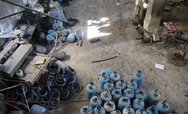 Российские саперы в Алеппо обнаружили 6 больших складов террористов