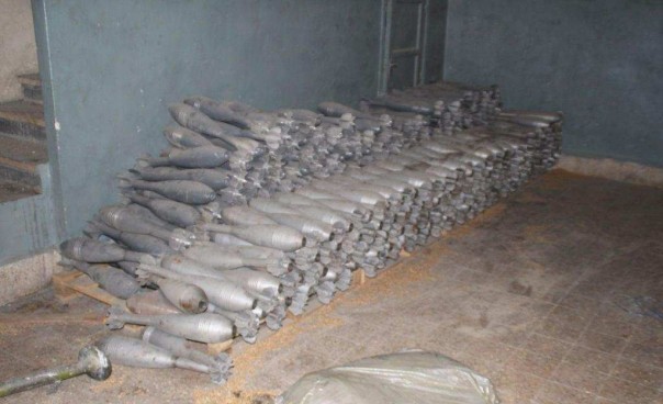 Российские саперы в Алеппо обнаружили 6 больших складов террористов