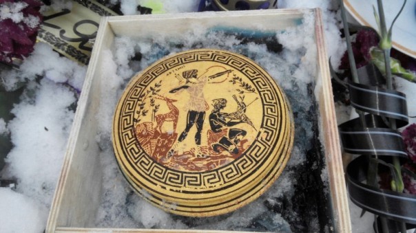 Фотоснимки могилы Моторолы помутили рассудок кастрюлеголовых «журналистов» Фотоснимки могилы Моторолы помутили рассудок кастрюлеголовых «журналистов»