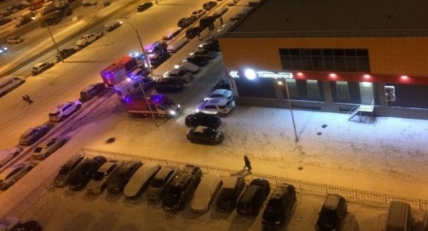 В Петербурге дама на «Лексусе» отказывалась пропускать пожарных со словами «Это же не мой дом горит!» В Петербурге дама на «Лексусе» отказывалась пропускать пожарных со словами «Это же не мой дом горит!»