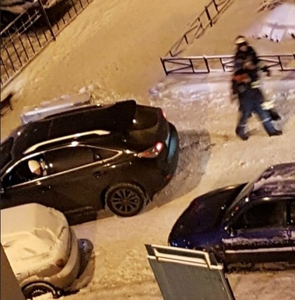 В Петербурге дама на «Лексусе» отказывалась пропускать пожарных со словами «Это же не мой дом горит!» В Петербурге дама на «Лексусе» отказывалась пропускать пожарных со словами «Это же не мой дом горит!»