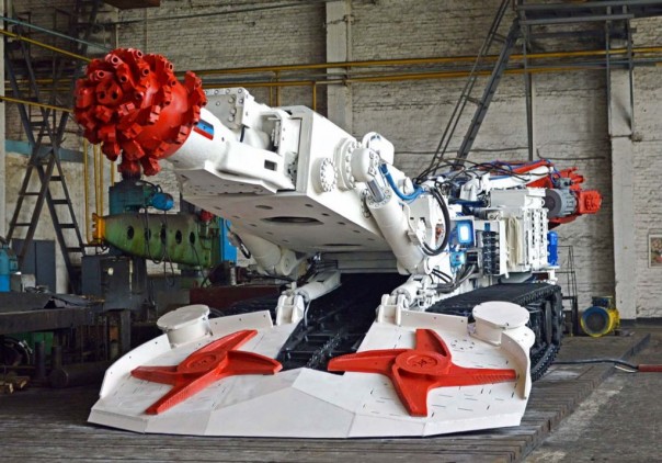 Ясиноватский машзавод отправил на экспорт в РФ первый в 2017 году горнопроходческий комбайн