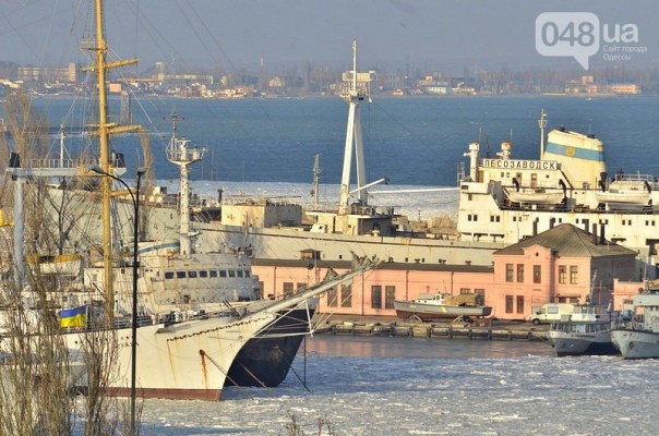 В Одессе украинские военные корабли вмерзли в лед В Одессе украинские военные корабли вмерзли в лед