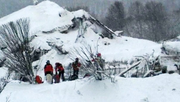 В Италии спасатели с собаками ищут выживших в заваленном лавиной отеле.