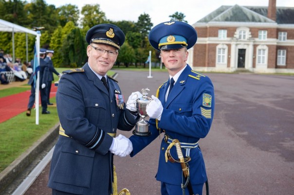 Британцы наградили украинского военного почетной саблей за понимание английского юмора
