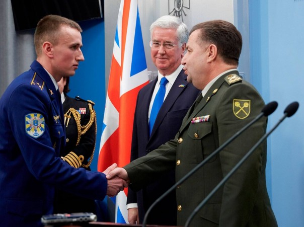 Британцы наградили украинского военного почетной саблей за понимание английского юмора Британцы наградили украинского военного почетной саблей за понимание английского юмора