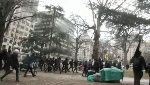 Противники Трампа разгромили офис Bank of America и McDonald's, били витрины магазинов в Вашингтоне