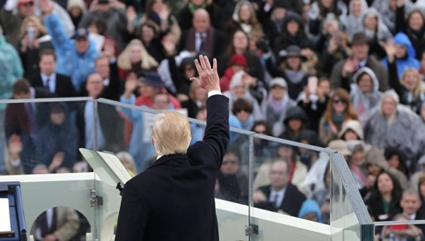 Трампа приветствовали на параде российским флагом