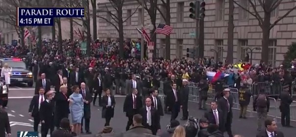 Трампа приветствовали на параде российским флагом Трампа приветствовали на параде российским флагом