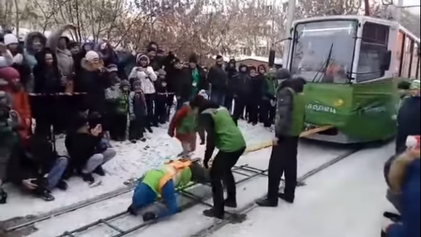 Жительница Иркутска в 20-градусный мороз сдвинула два трамвайных вагона