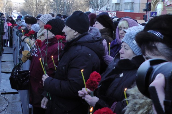 Донецк почтил память жертв трагедии на Боссе