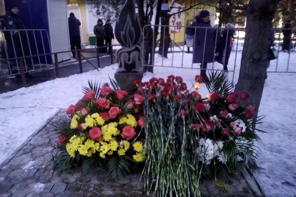 Донецк почтил память жертв трагедии на Боссе