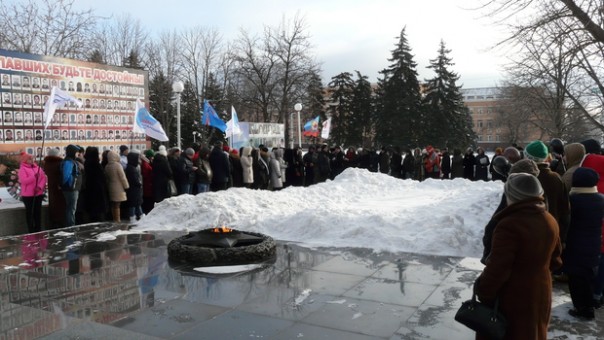 Траурный митинг в годовщину обстрела города Стаханов Траурный митинг в годовщину обстрела города Стаханов