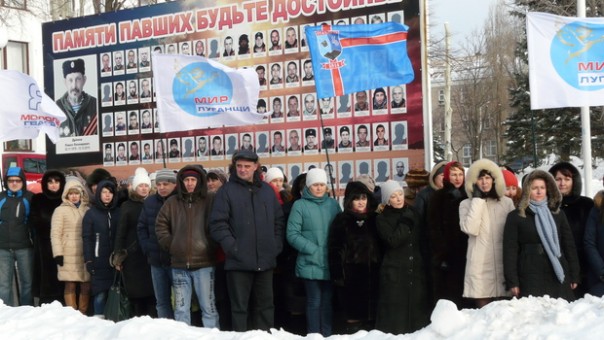 Траурный митинг в годовщину обстрела города Стаханов Траурный митинг в годовщину обстрела города Стаханов