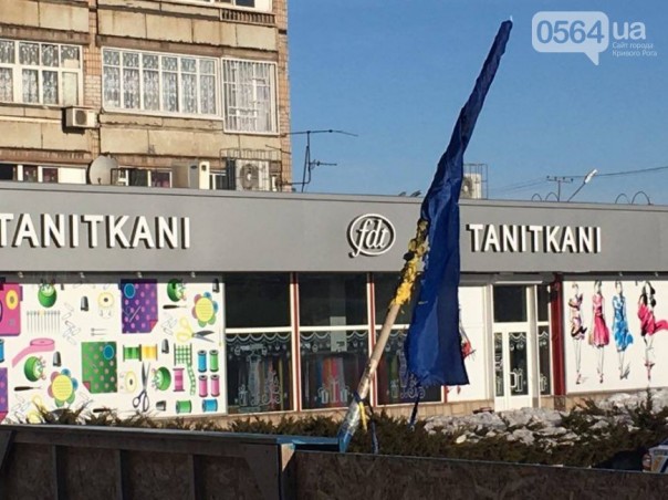 В Кривом Роге повторно сожгли украинский флаг у памятника "героям АТО" В Кривом Роге повторно сожгли украинский флаг у памятника "героям АТО"