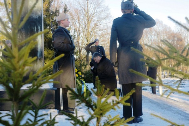 Порошенко нажрался и продолжает ползать на коленях. Порошенко нажрался и продолжает ползать на коленях.