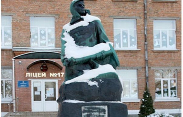 В Хмельницком снесли памятник автору Павки Корчагина — писателю Островскому