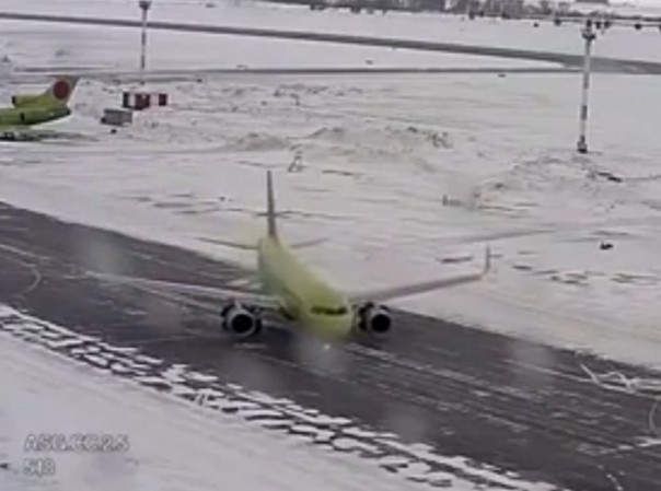 Самолет занесло на гололеде в аэропорту «Толмачёво»