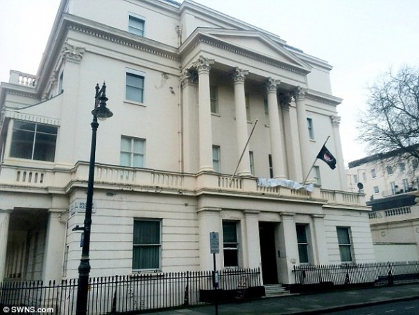 СМИ: в Лондоне активисты вселились в особняк миллиардера из России СМИ: в Лондоне активисты вселились в особняк миллиардера из России