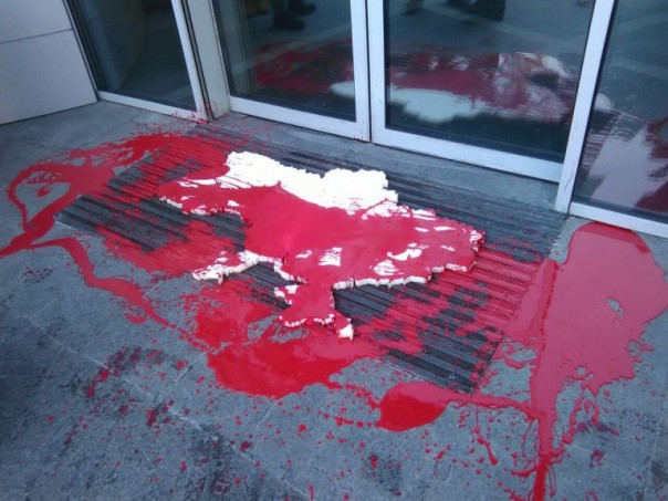 Боевики «Азова» атаковали филиалы российских банков в Киеве Боевики «Азова» атаковали филиалы российских банков в Киеве