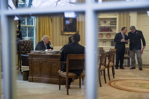 Bild сравнила фото, сделанные на переговорах Трампа с Путиным и с Меркель Bild сравнила фото, сделанные на переговорах Трампа с Путиным и с Меркель