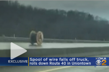 В США огромная катушка с кабелем чуть не сбила несколько машин