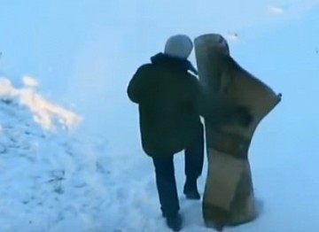 Спарринг жителя Минска с ковром попал на видео