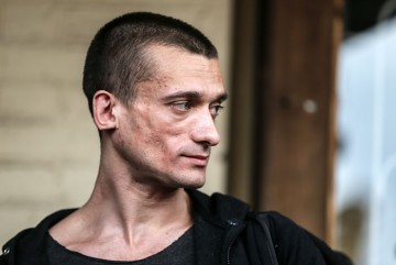 Павленский уехал во Францию после обвинения в изнасиловании