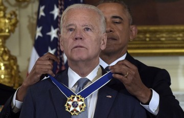 Не успели на лице Джо Байдена высохнуть слезы умиления после вручения медали свободы, как он улетел в Киев. Зачем?