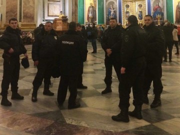 В Исаакий вызван ОМОН.